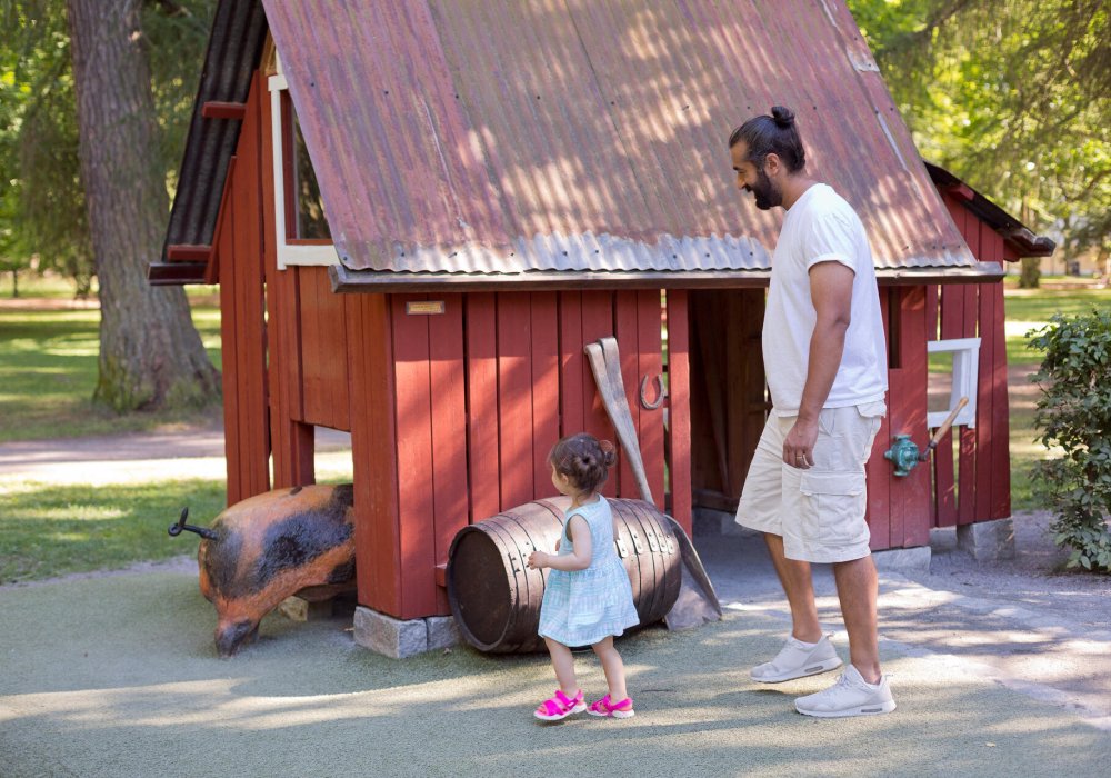 Illustrasjonsfoto: barn på gårdsbesøk.