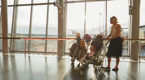 Illustrasjonsfoto: familie på flyplassen