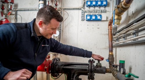 Sondre Zakariassen, risikoingeniør i Storebrand, lukker en stoppekran.