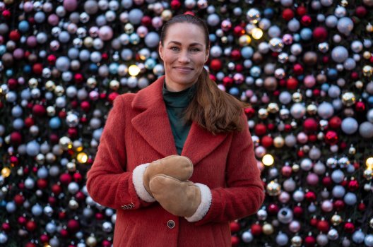 Portrett av Cecilie Tvetenstrand foran en vegg av julekuler
