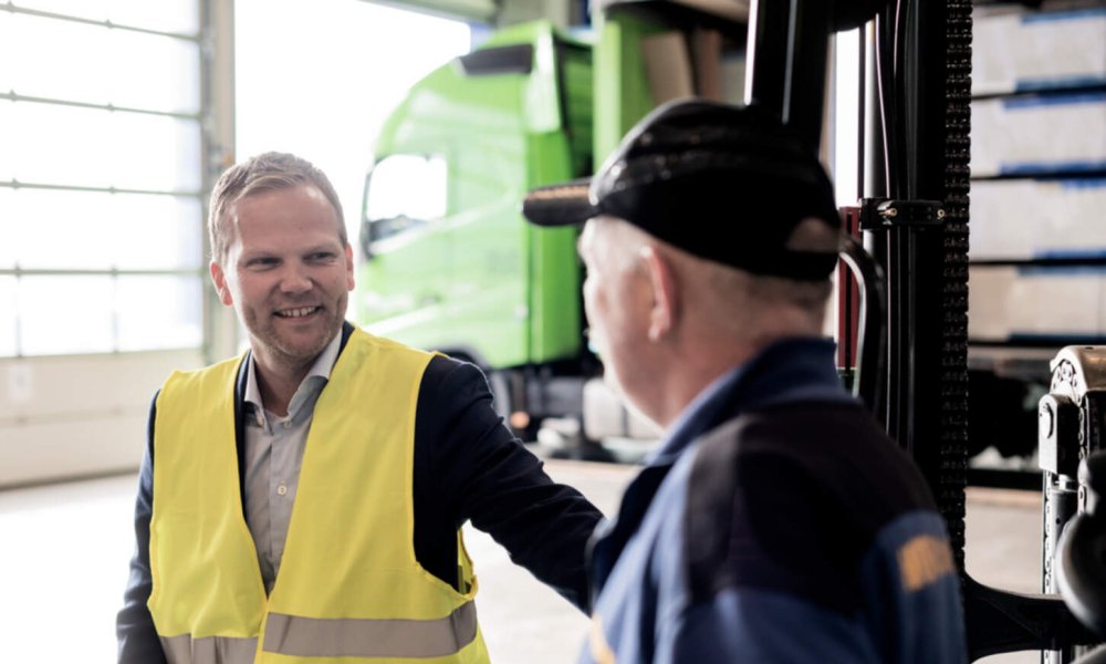 Svein Sørlie, daglig leder i Hörmann Norge, med en kollega på arbeidsplassen.