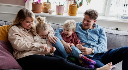 Illustrasjonsfoto: familien sitter i sofaen