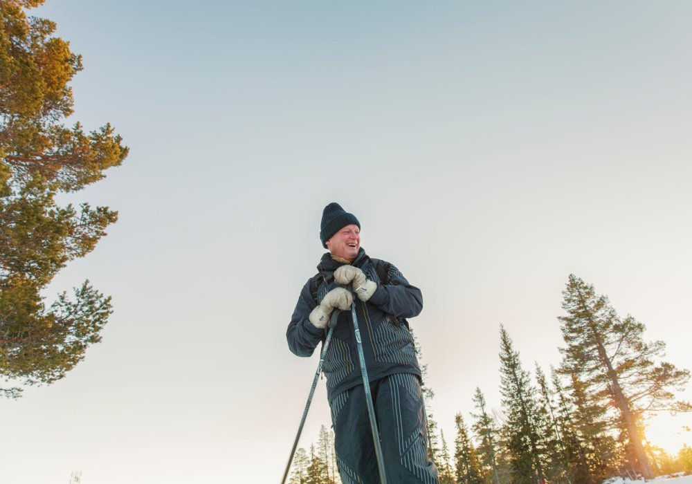 Mann på skitur i marka