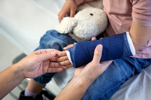 Barn med brukket arm og blå gips