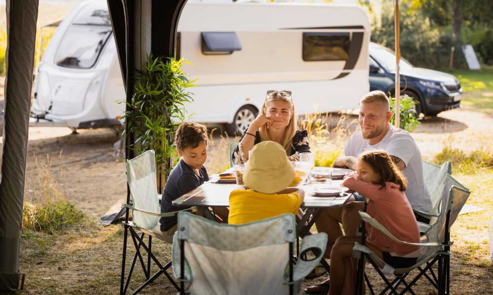 Illustrasjonsfoto: familie på campingferie