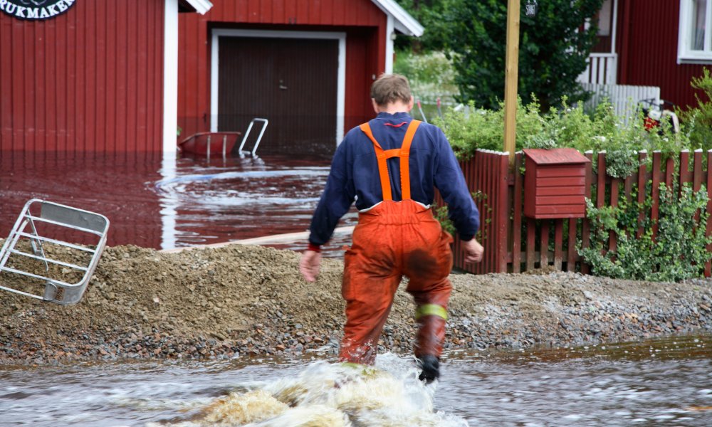 Mann går med vann opp til knærne