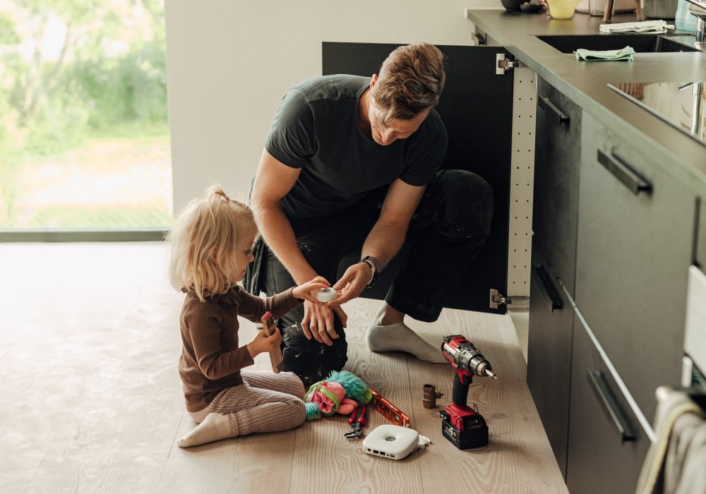 Illustrasjonsfoto: far og datter ved kjøkkenbenken