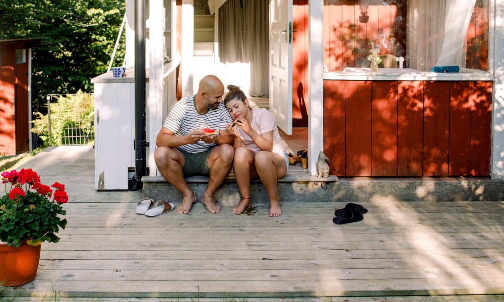 Illustrasjonsfoto: Far og datter spiser melon på hyttetrappa