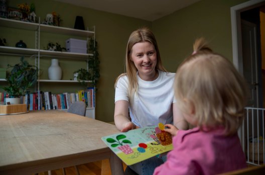 Helene hjemme ved kjøkkenbordet sammen med datteren