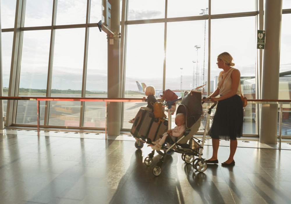 Illustrasjonsfoto: familie på flyplassen