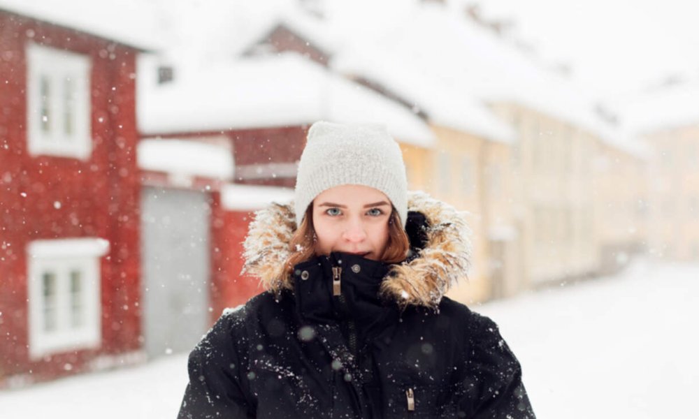 Illustrasjonsfoto: En ung kvinne utendørs om vinteren.