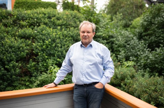 Portrett av Svein Olav på en terrasse